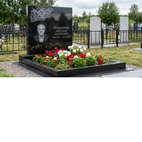 Памятник с клином журавлей из черного габбро-диабаза с портретом