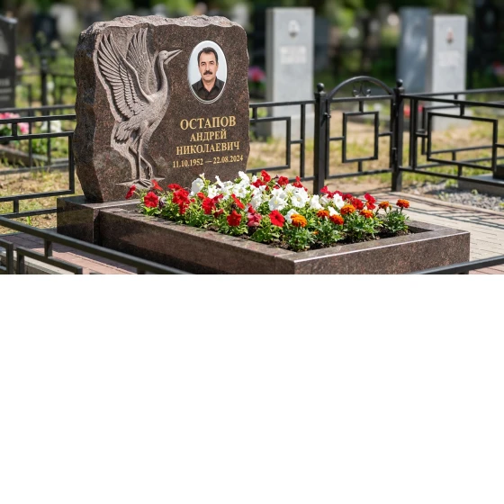 Памятник с журавлем и портретом из дымовского гранита