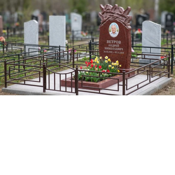 Памятник с клином журавлей из лезниковского гранита с фотокерамикой