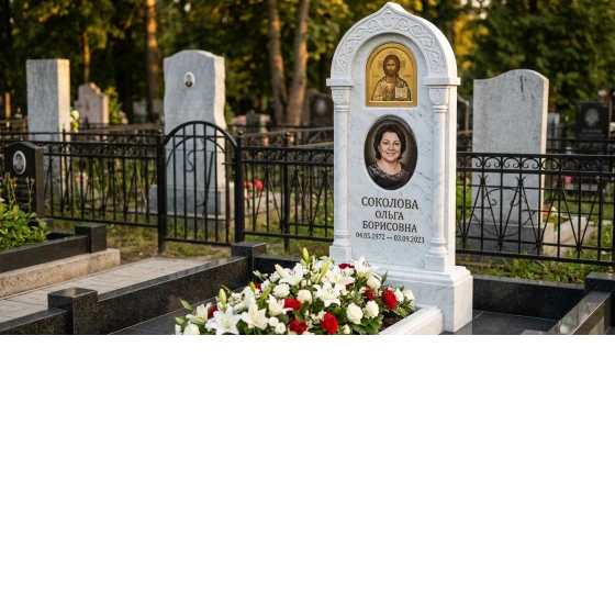 Памятник с иконой Спасителя из белого мрамора с фотопортретом