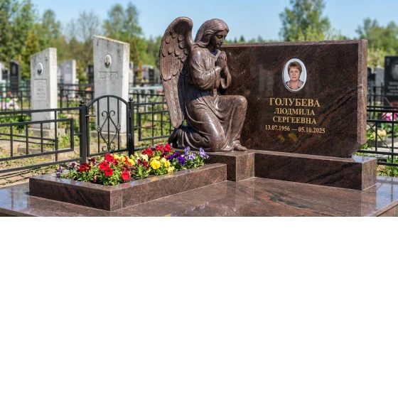 Мемориал с коленопреклонённым ангелом из дымовского гранита