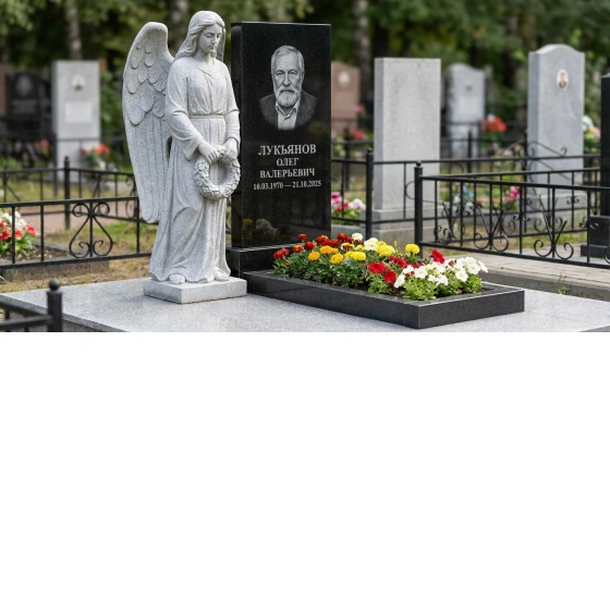 Памятник с ангелом из черного габбро-диабаза с крылом