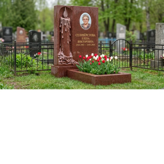 Памятник со свечой из лезниковского гранита с портретом