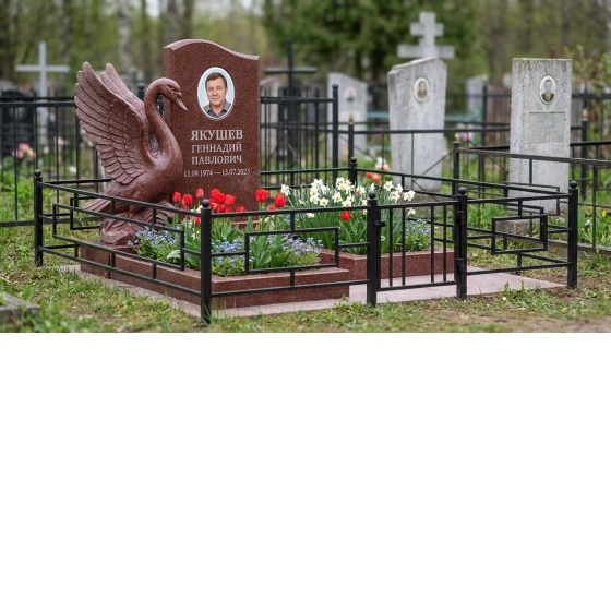 Памятник с лебедем из лезниковского гранита с распростертыми крыльями