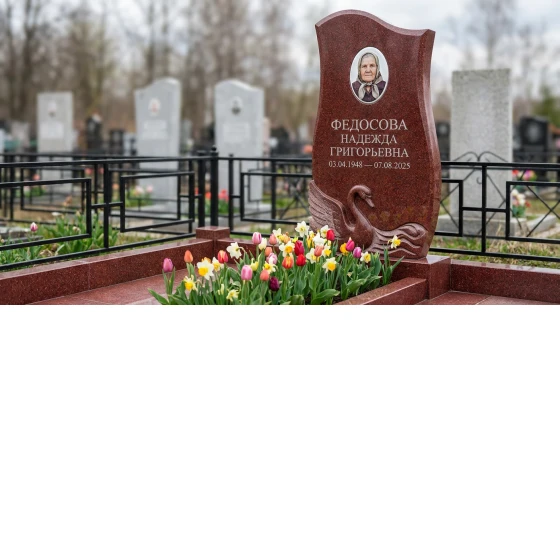 Памятник с лебедем из лезниковского гранита с волнообразной стелой