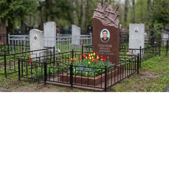 Памятник с журавлиным клином из лезниковского гранита с портретом