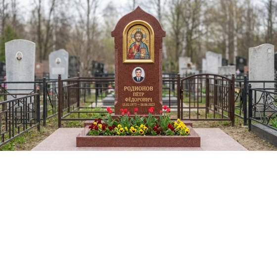 Памятник с мозаичной иконой из лезниковского гранита с аркой