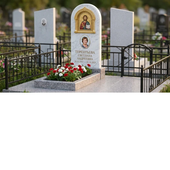 Памятник с иконостасной аркой и иконой спасителя из белого мрамора