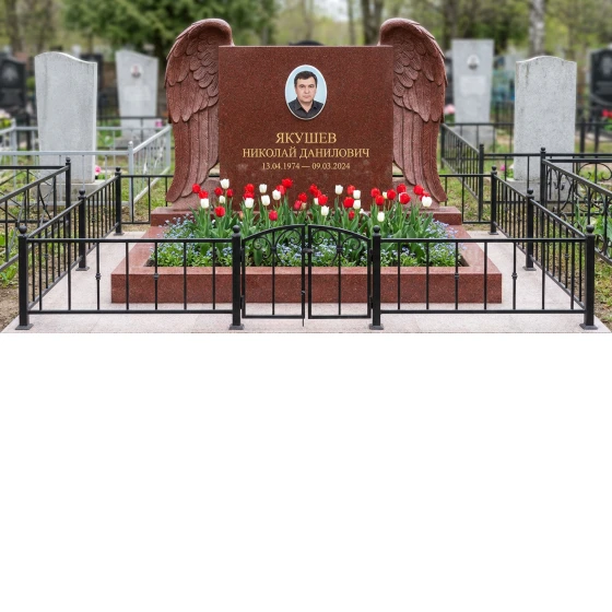 Памятник с крылом ангела и портретом из красного лезниковского гранита