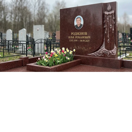 памятник скульптура свеча из красного гранита Лезниковский с портретом