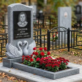 памятник с лебедем из серого гранита Мансуровский с портретом