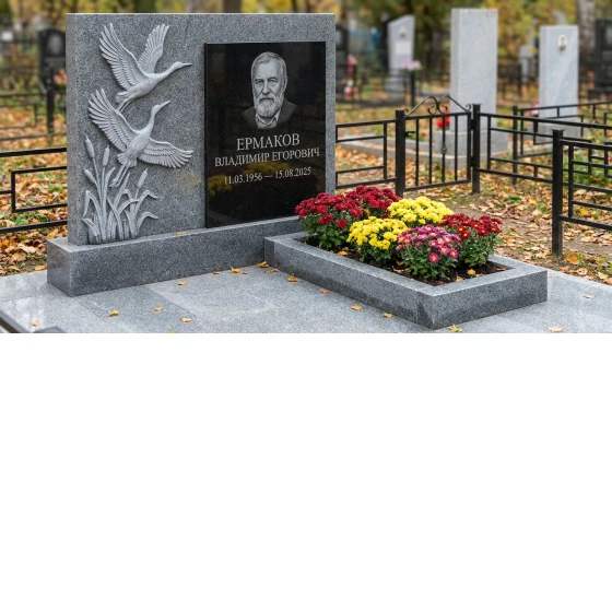 Памятник с журавлиным клином из серого гранита Мансуровский