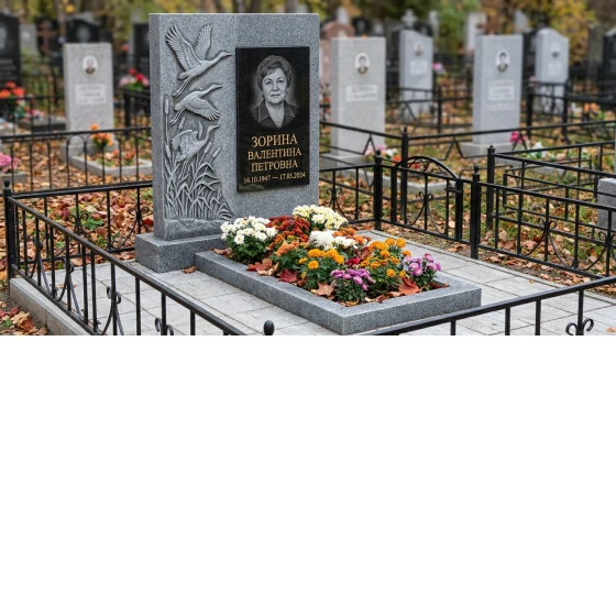 памятник с журавлями из серого гранита Мансуровский с портретом