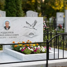 памятник с журавлиным клином из белого мрамора с портретом