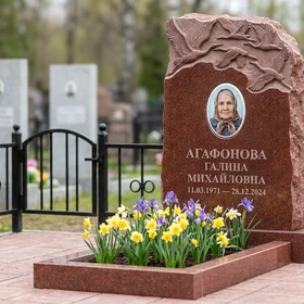 памятник с журавлями из красного гранита с портретом