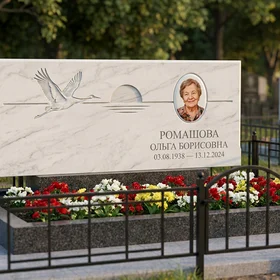памятник с журавлями из белого мрамора с портретом