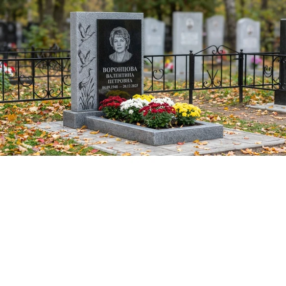 памятник с журавлиным клином из серого мансуровского гранита с портретом