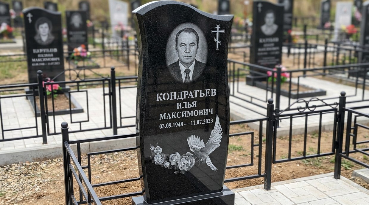 Пример дизайна: Гранитный памятник с волнистой стелой, голубем и розами — фото и цена