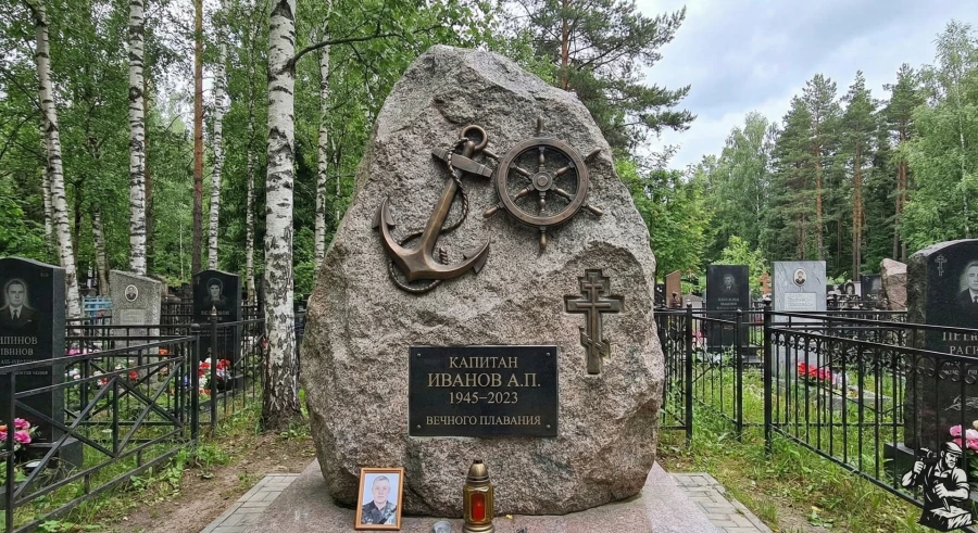 granite-boulder-tombstone-captain-ivanov-anchor-wheel-cross