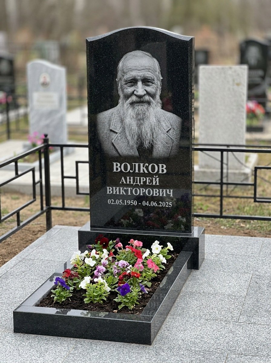 Портрет на памятнике в Томске — Старый снимок восстановили, портрет по грудь — гравировка